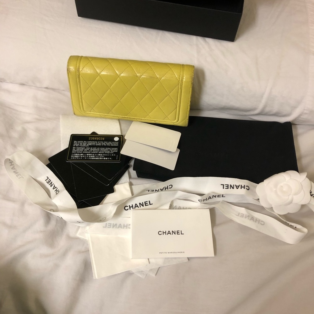 Authentic Chanel 19 Clutch wallet purse lemonade yellow color - Picture 4 of 16